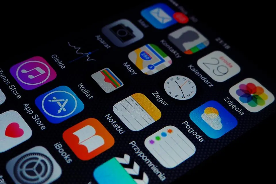 Telefon ekranında App Store dahil uygulama simgeleri, arama ve keşif yerleşimlerini temsil ediyor