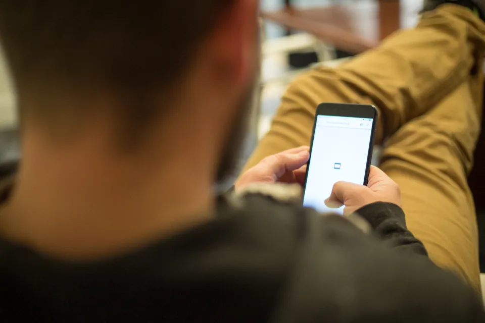Akıllı telefonundan yapay zekâ asistanına soru soran kullanıcı, ChatGPT’de görünürlüğün önemini anlatıyor