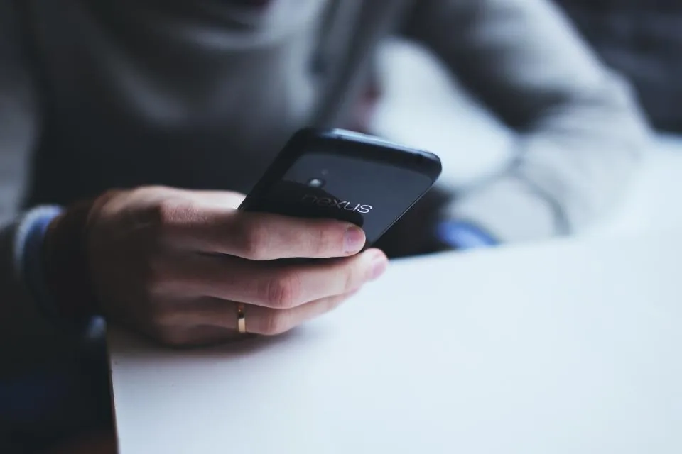 Elinde akıllı telefon tutan kullanıcı, mobil alışverişte dönüşüm oranını etkileyen deneyim