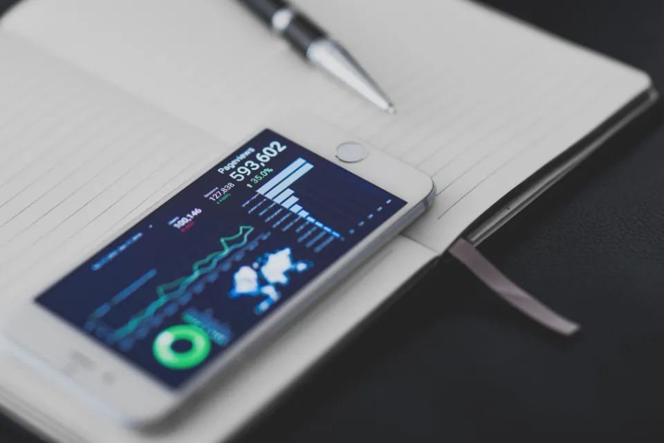 Akıllı telefon ekranında analitik paneli, dönüşüm oranını ölçmek için veri takibi