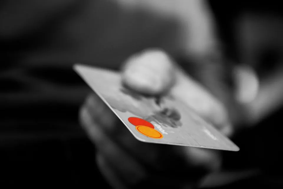 Elinde kredi kartı tutan müşteri, e-ticarette ödeme adımında dönüşüm kaybı