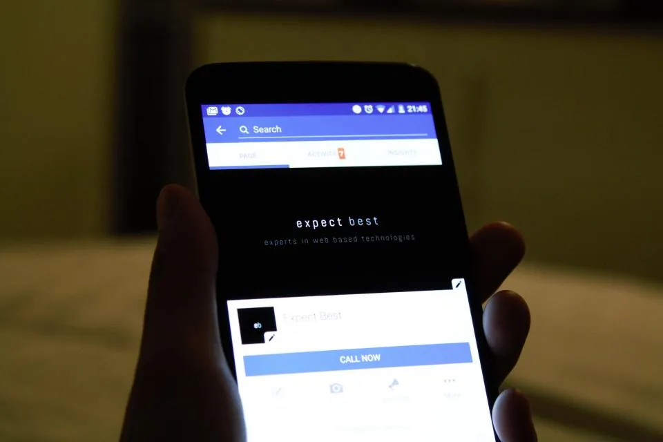 Elinde akıllı telefonla mobil arama yapan kullanıcı, mobil uyumlu sitenin SEO için önemi