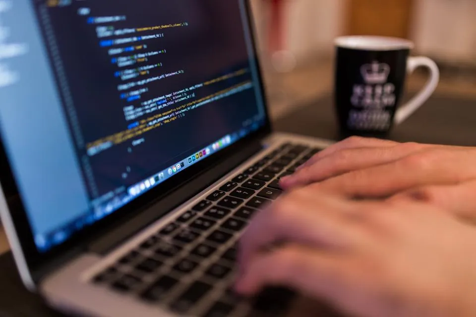 Dizüstü bilgisayarda tema kodu yazan geliştirici, e-ticaret platformunda özel tema geliştirme
